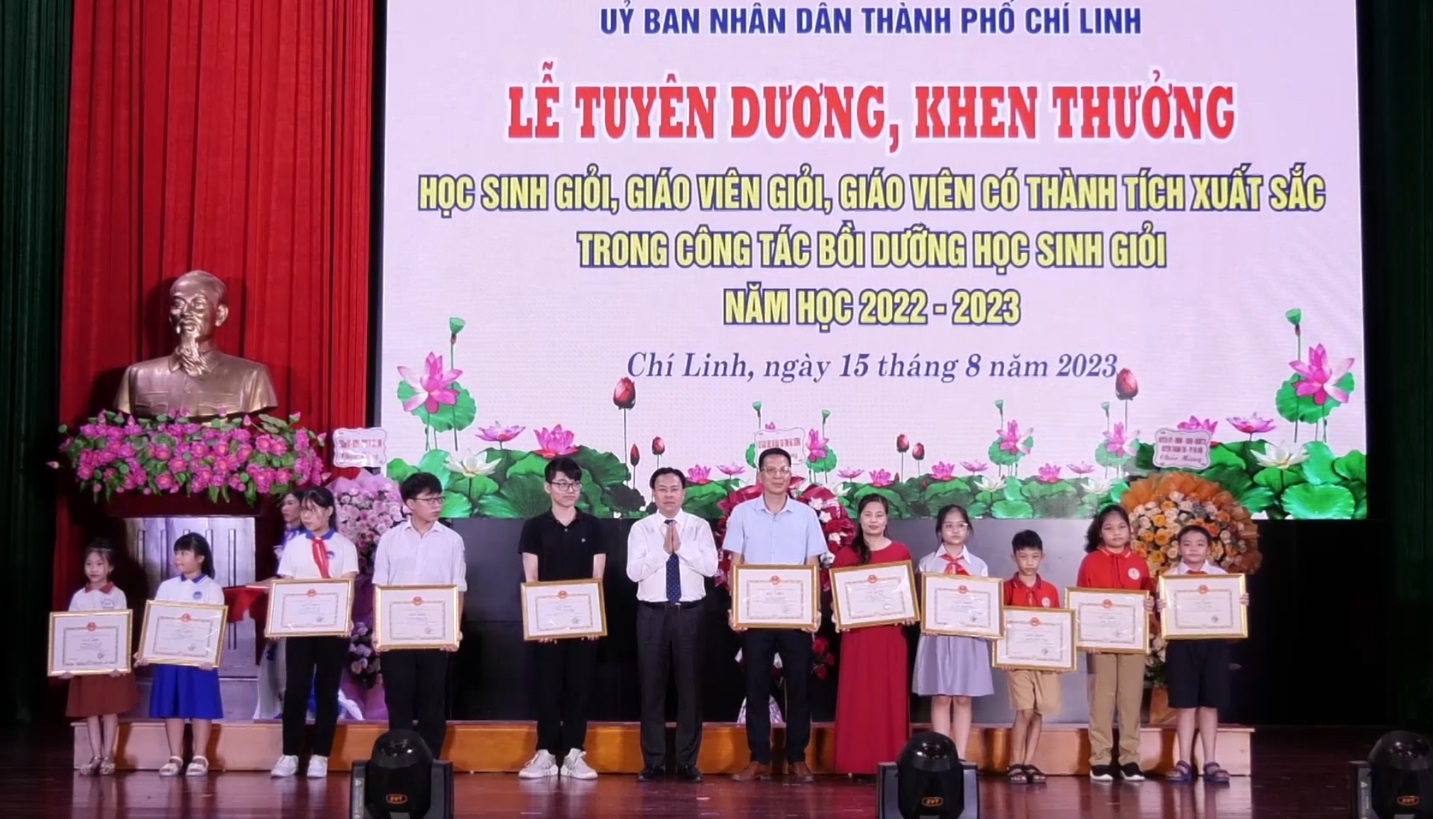 Chí Linh tuyên dương, khen thưởng học sinh giỏi, giáo viên giỏi năm học 2022-2023